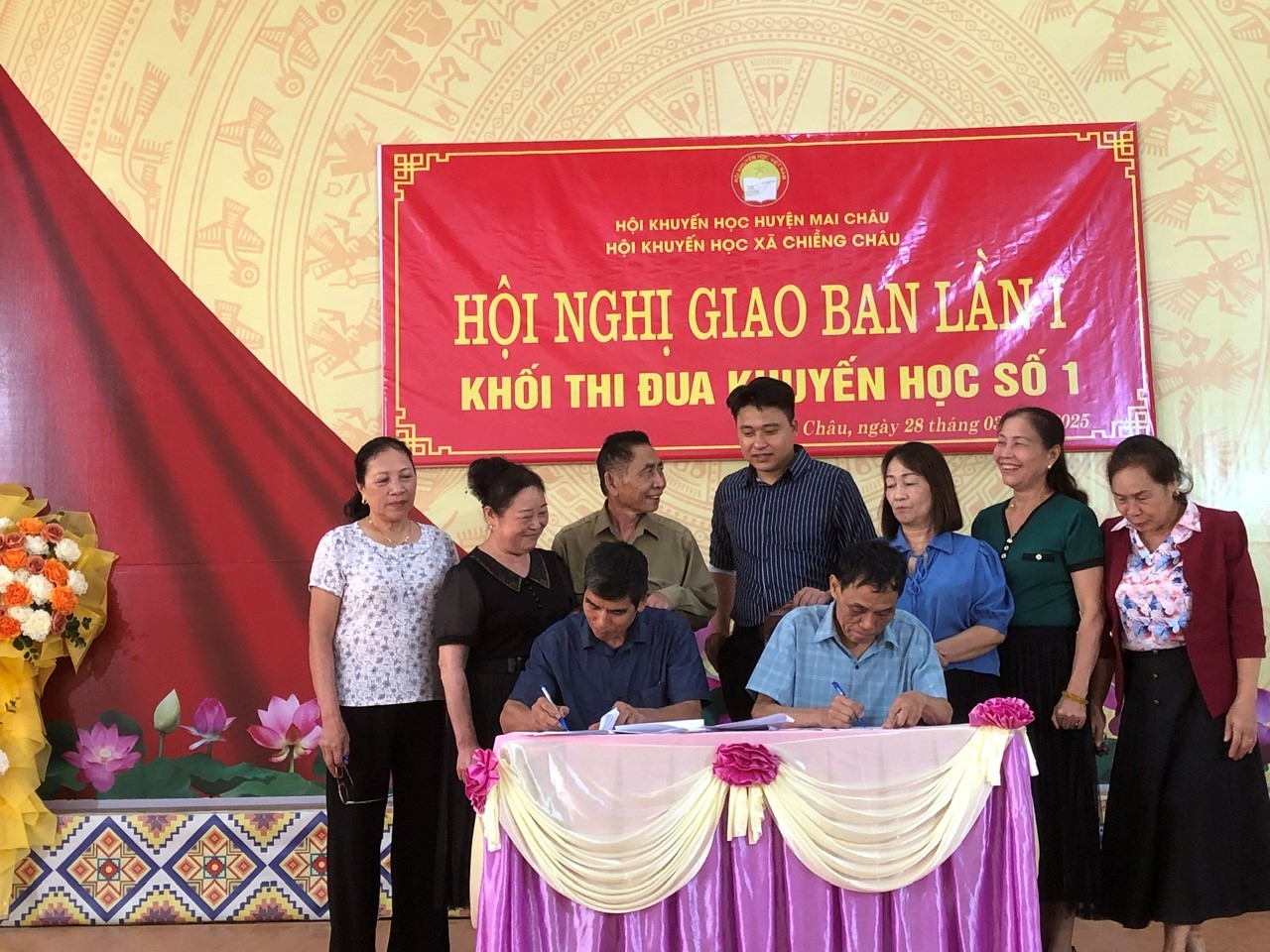 Ảnh : Hội Khuyến học các xã cùng nhau ký giao ước thi đua năm 2025
