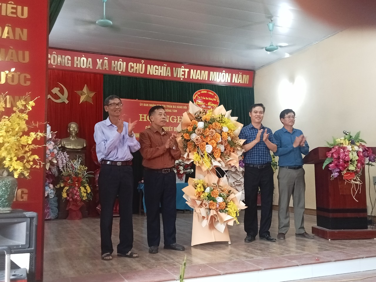 Ảnh: Cán bộ, Đảng viên và Nhân dân khu dân cư Đồng Tâm vui mừng đón nhận Quyết định của UBND huyện Lạc Thủy công nhận khu dân cư kiểu mẫu.

