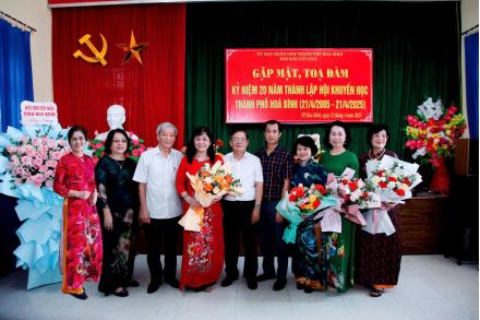 Ảnh: đại biểu, lãnh đạo HKH thành phố Hòa Bình qua các thời kỳ