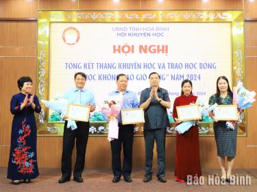 Đồng chí Lê Mạnh Hùng, Phó Chủ tịch, Tổng thư ký T.Ư Hội Khuyến học Việt Nam trao Kỷ niệm chương “Vì sự nghiệp khuyến học” cho các cá nhân