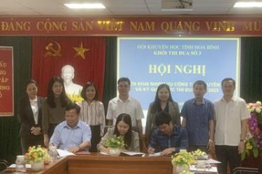 Các cơ quan, đơn vị trong Khối thi đua số 3 ký giao ước thi đua năm 2023.
                       Ảnh: Hoàng Hưng, Hội Khuyến học tỉnh Hòa Bình
