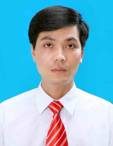 Ảnh:  Thầy Hiệu trưởng Nguyễn Tiến Bắc 
