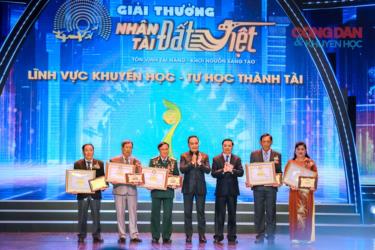 Ảnh : Những tấm gương Khuyến học - Tự học thành tài được trao giải.