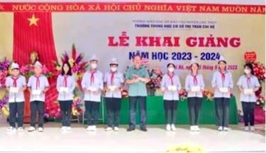 Ảnh: Ông Nguyễn Văn Hải, Phó Bí thư Huyện ủy, Chủ tịch UBND huyện Lạc Thủy trao học bổng cho học sinh tại Lễ khai giảng năm học 2023 - 2024.


