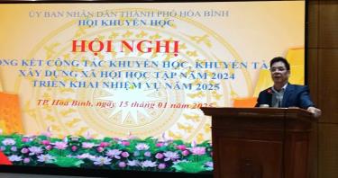 Ông Đinh Văn Ổn, Phó Chủ tịch  HKH tỉnh Hoà Bình
                     đến dự phát biểu chỉ đạo hội nghị             
