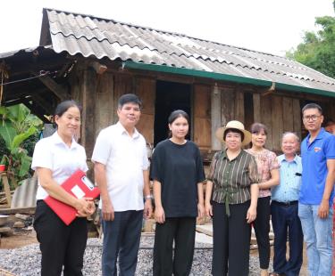 Ảnh: Đồng chí Nguyễn Thị Oanh, Chủ tịch Hội Khuyến học và lãnh đạo huyện Tân Lạc trao quà cho học sinh Bùi Thị Thu Hiên