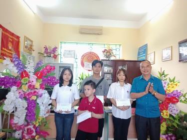 Ảnh: Ông Nguyễn Tất Định - PGĐ Công ty CPTM Định Nhuận trao học bổng cho học sinh tại HKH thành phố Hòa Bình